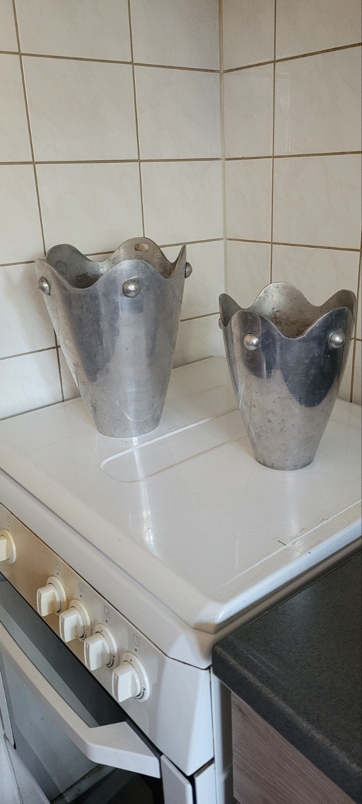 Alminum vazen met noppen, Overige materialen, Grijs, Geschikt voor buiten, Ophalen