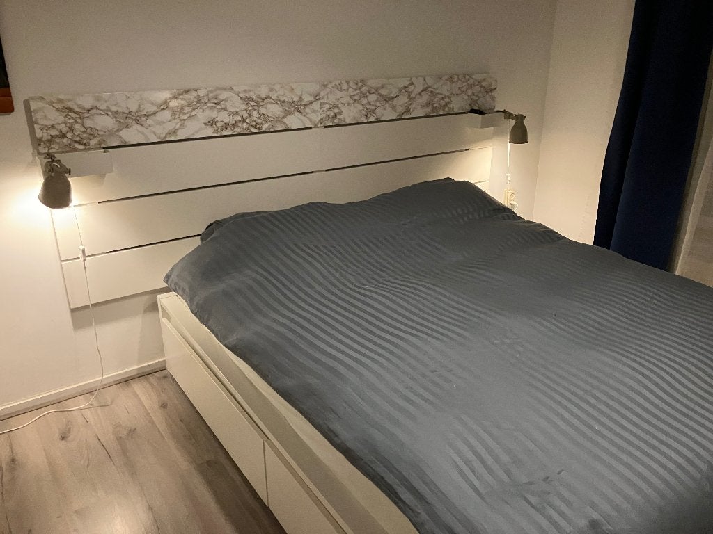 Bed IKEA incl achterbord, lampjes en mini nachtkastjes, Ophalen, Wit, Tweepersoons, Zo goed als nieuw