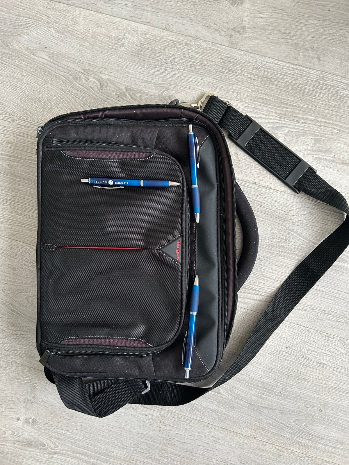 Targus laptoptas met schouderband, Gebruikt, Gevoerd laptopvak, 15 inch, Ophalen of Verzenden