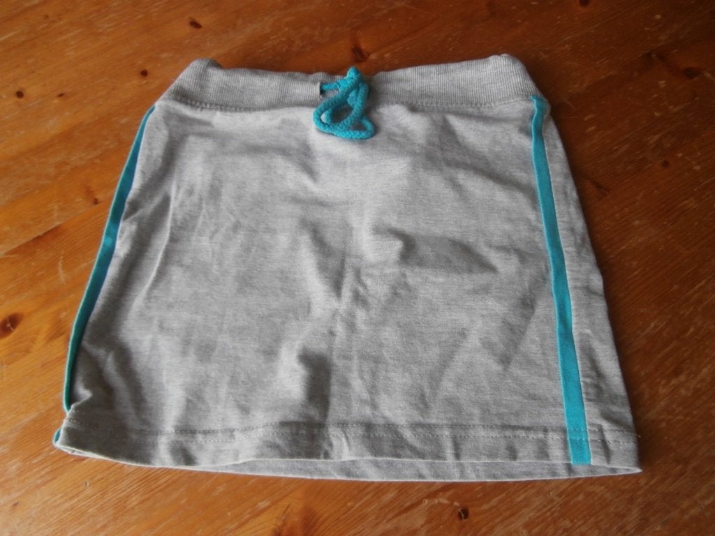 rok grijs met groene streep aan de zijkant maat 128 / 134, Ophalen of Verzenden, Zo goed als nieuw, Meisje, Jurk of Rok