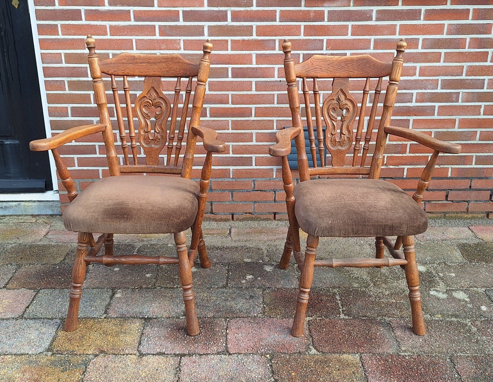Twee oude stoelen gratis af te halen in Driezum, Antiek en Kunst, Ophalen