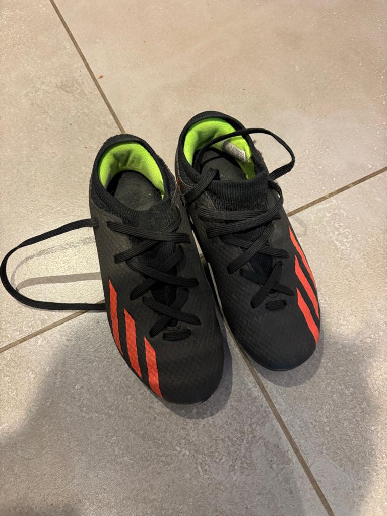 Voetbalschoenen maat 29 - Zwart met oranje strepen, Sport en Fitness, Voetbal, Ophalen of Verzenden, Gebruikt, Schoenen