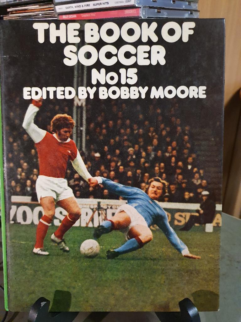 The book of soccer no.15 edited by Bobby Moore, Ophalen