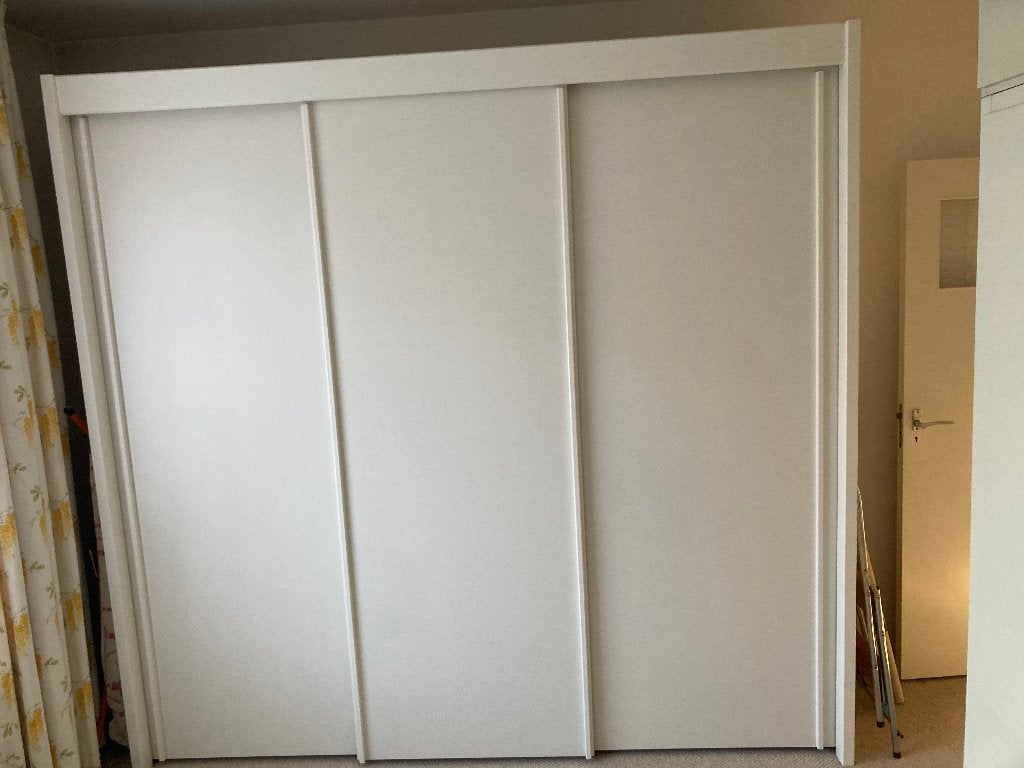 Grote witte 3 delige kledingkast met schuifdeuren en lades, Strak modern, 200 cm of meer, Zo goed als nieuw, 200 cm of meer