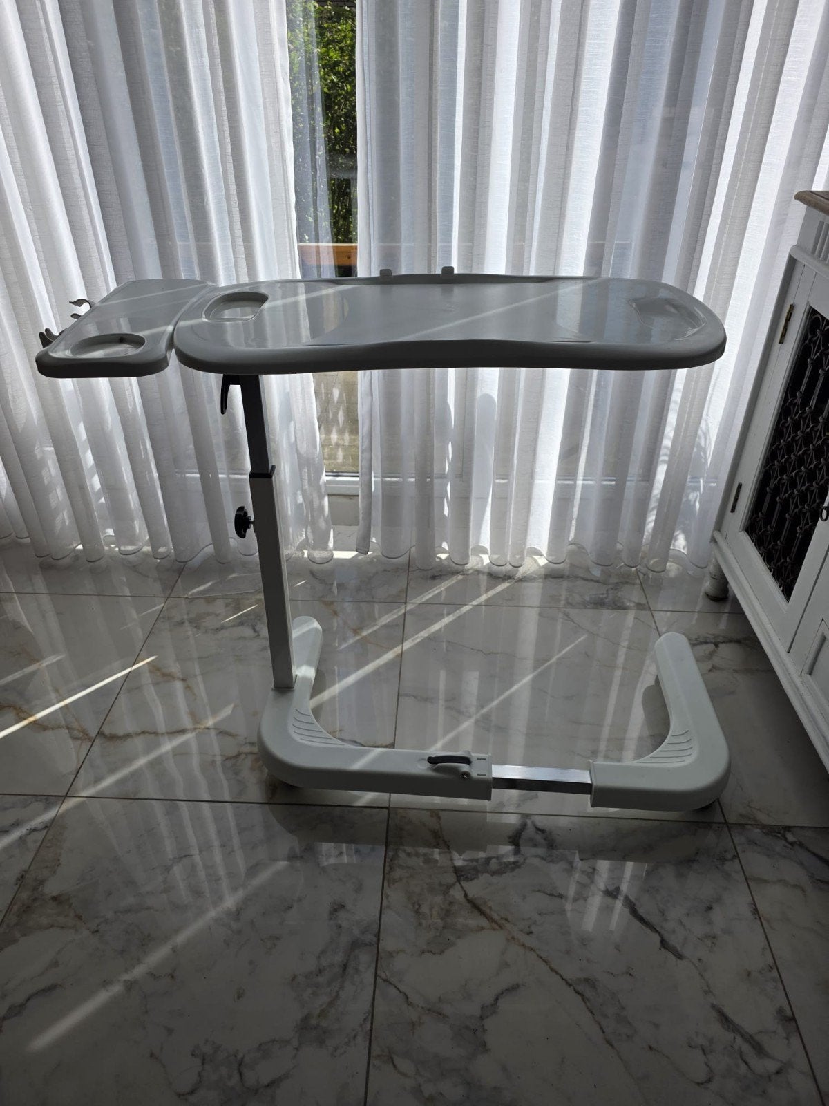 Verstelbare bijzettafel/laptoptafel op wielen, Kunststof, Gebruikt, Modern, functioneel, Ophalen of Verzenden