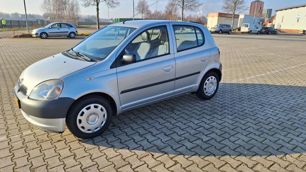 Toyota Yaris 1.0 16V Vvti 5DR Terra 2002 Grijs, Auto's, Voorwielaandrijving, 31 €/maand, 4 cilinders, 400 kg