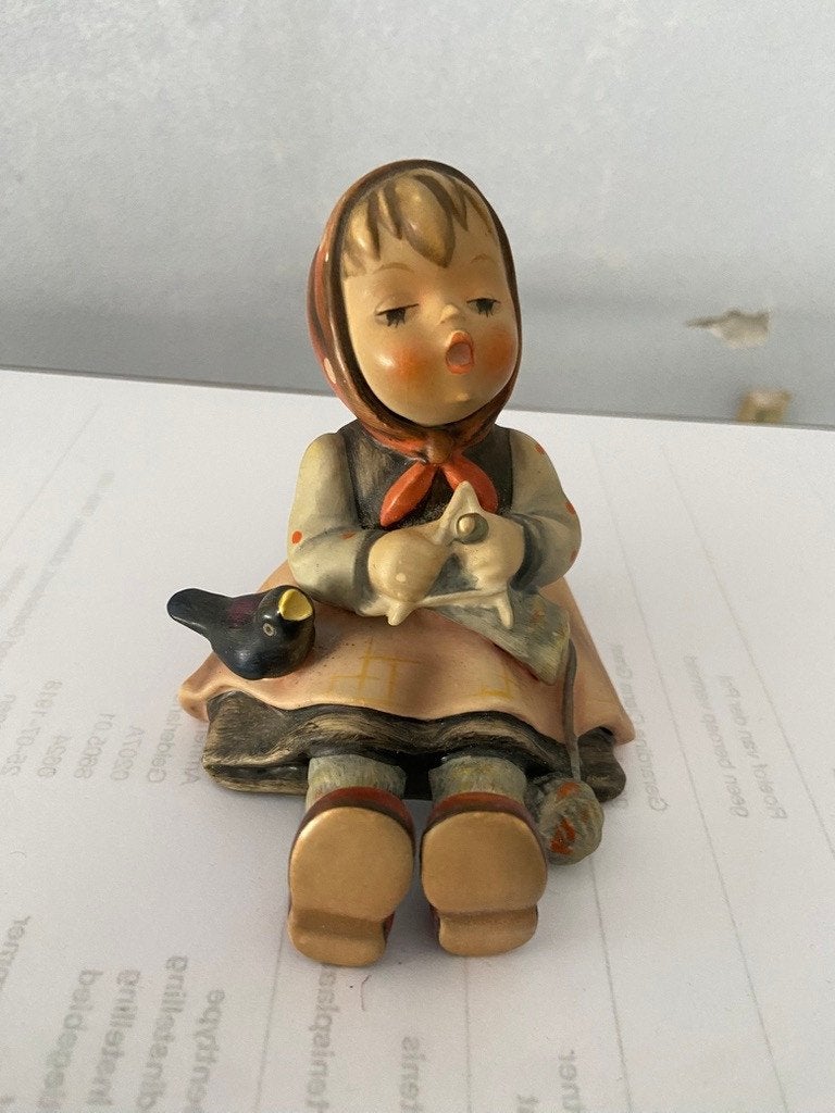 Hummel beeldje meisje met vogel en breiwerk, Verzamelen, Verzenden, Zo goed als nieuw, Hummel
