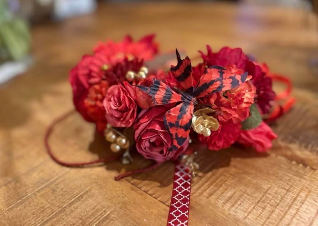 Bloemenbeugel met rode bloemen, strass en gouden accenten, Dieren en Toebehoren, Honden-accessoires, Ophalen of Verzenden, Nieuw