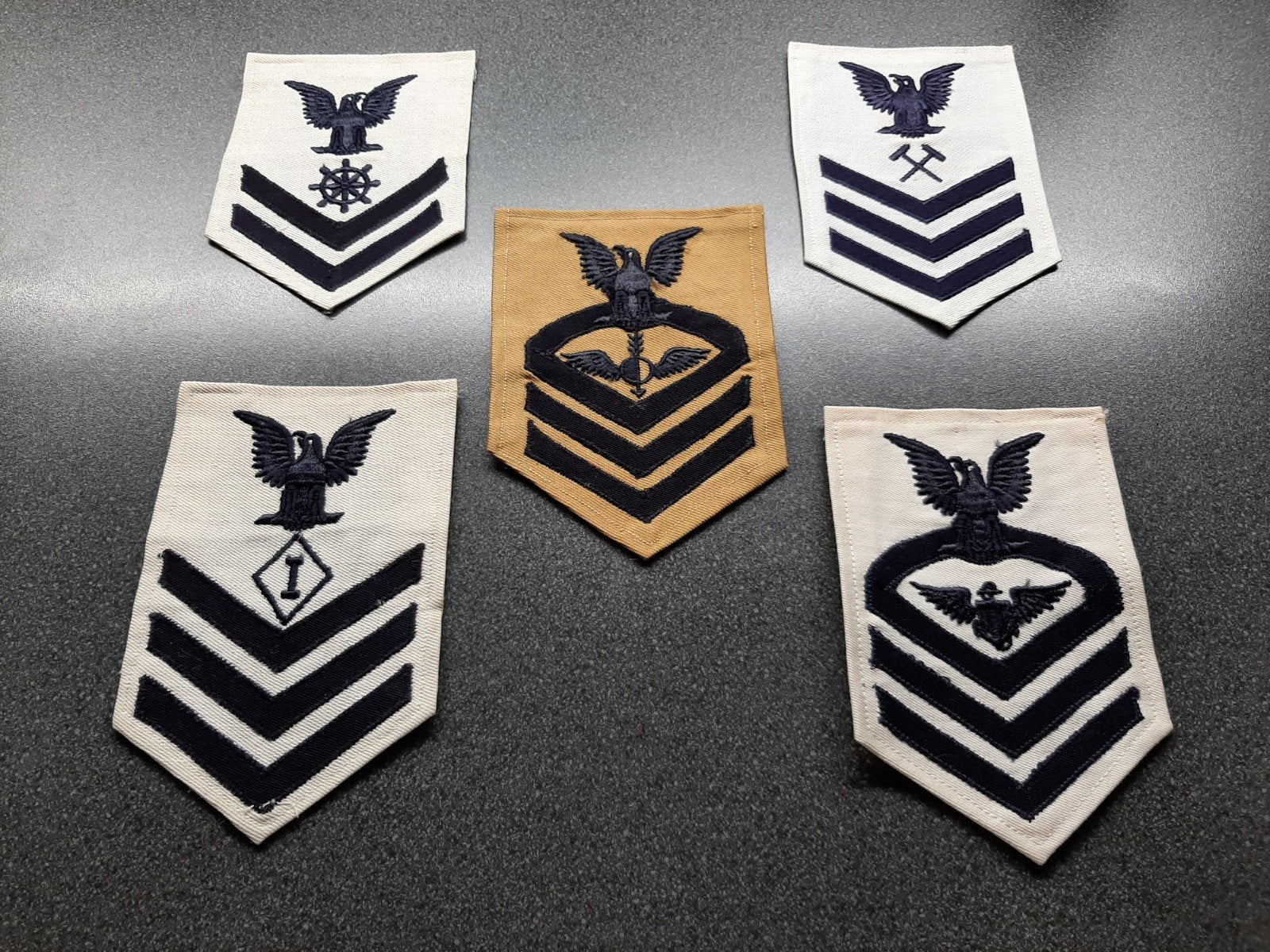 US NAVY  - 5 stuks  Mouw Chevrons  / ongeveer 15x10cm., Ophalen of Verzenden, Marine, Amerika, Embleem of Badge
