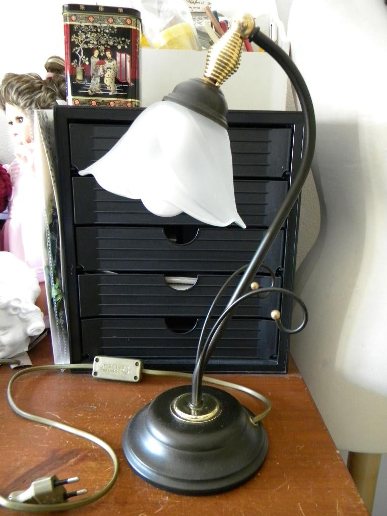 TAFELLAMP, BUREAULAMP IN NETTE STAAT METALEN LAMP GLAZEN KAP, Huis en Inrichting, Lampen | Tafellampen, Ophalen of Verzenden, Zo goed als nieuw