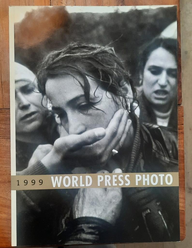 Jaarboek World Press Photo 1999, als nieuw, World Press Photo, Fotografie algemeen, Ophalen of Verzenden, Zo goed als nieuw