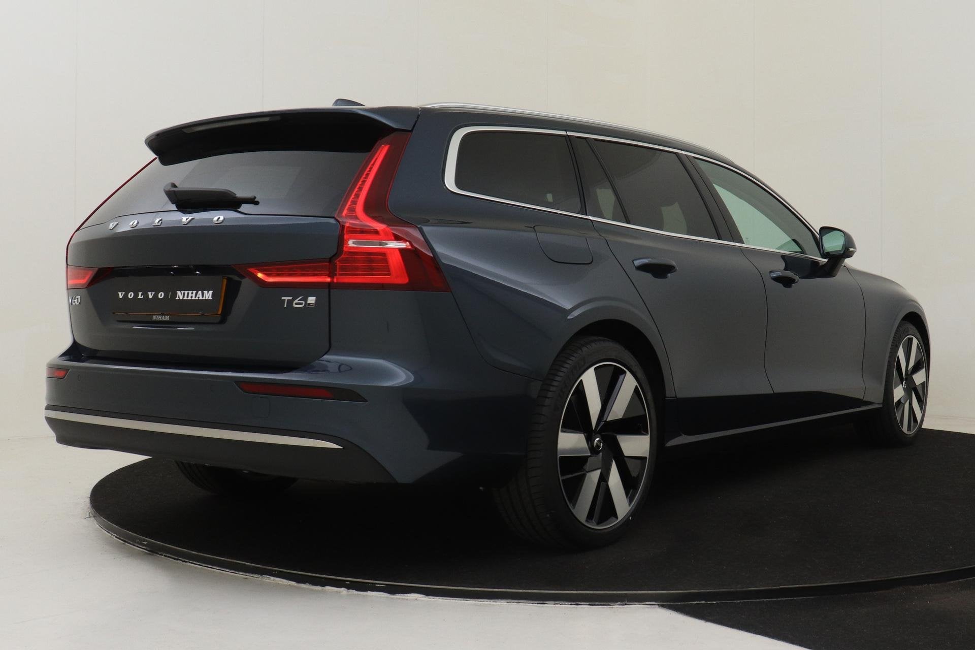 Volvo V60 T6 PLUG-IN HYBRID AWD PLUS BRIGHT -HARMAN/KARDON|C, Auto's, Volvo, Automaat, 12 maanden, Euro 6, Blauw