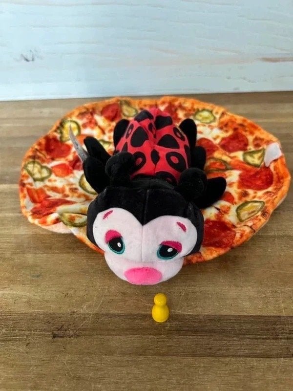Cutetitos Pizzaitos Olivito Lieveheersbeestje Knuffel, Overige typen, Ophalen of Verzenden, Zo goed als nieuw, Middelgroot (20 tot 80 cm)