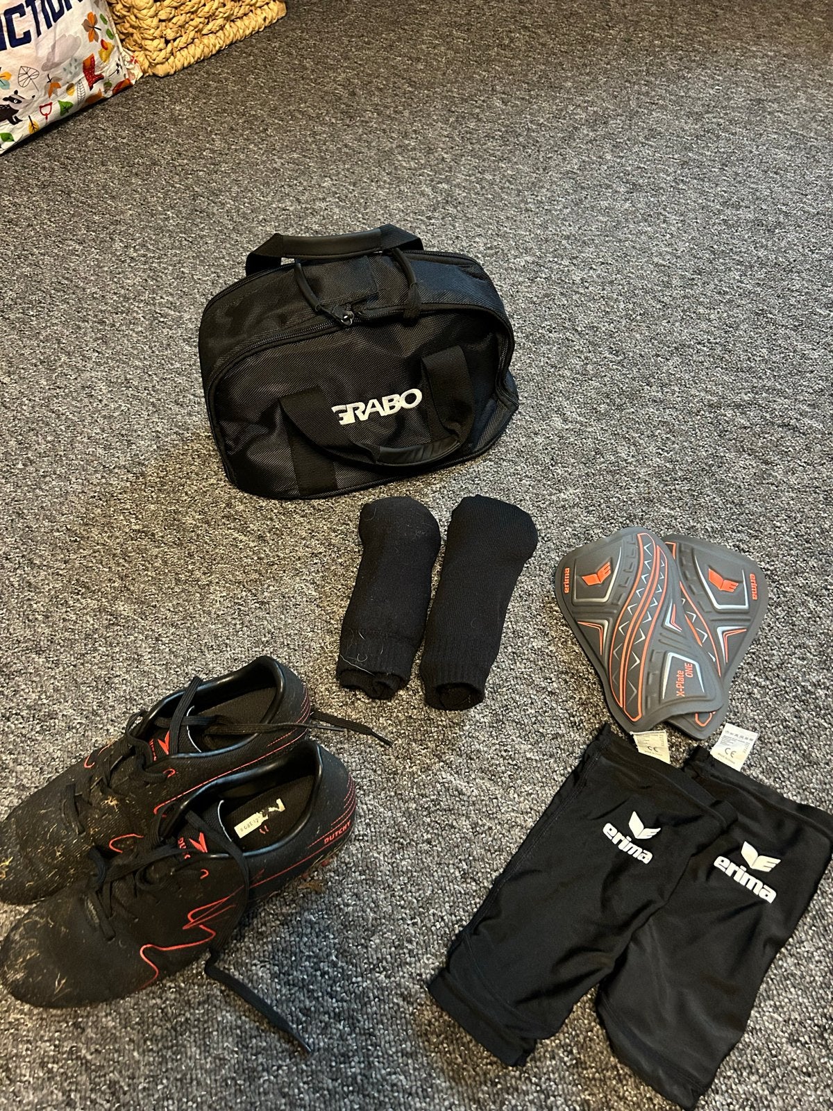 Voetbal setje: schoenen (mt 38), sokken, scheenbeschermers, Maat XS of kleiner, Ophalen, Gebruikt, Set