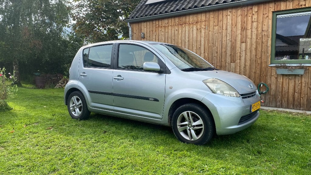Daihatsu Sirion 1.0 51KW 2007 Grijs, Voorwielaandrijving, Stof, Handgeschakeld, 3 cilinders