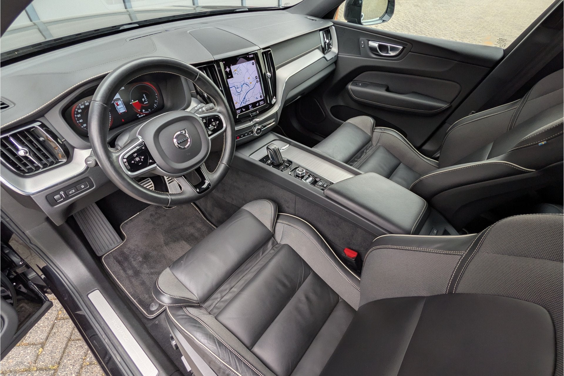 Volvo XC60 2.0 Recharge T6 AWD R-Design Black Trekhaak, Automaat, Gebruikt, 138 €/maand, Bedrijf