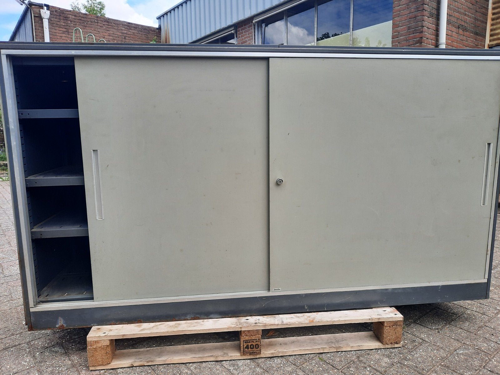 Metalen archiefkast met schuifdeuren en legplanken, Ophalen, Gebruikt