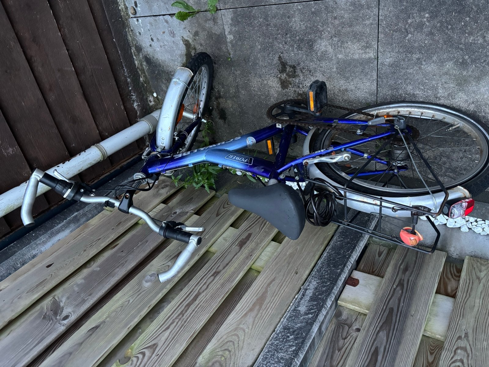 Blauwe fiets met lekke achterband, Ophalen, Gebruikt, Overige merken