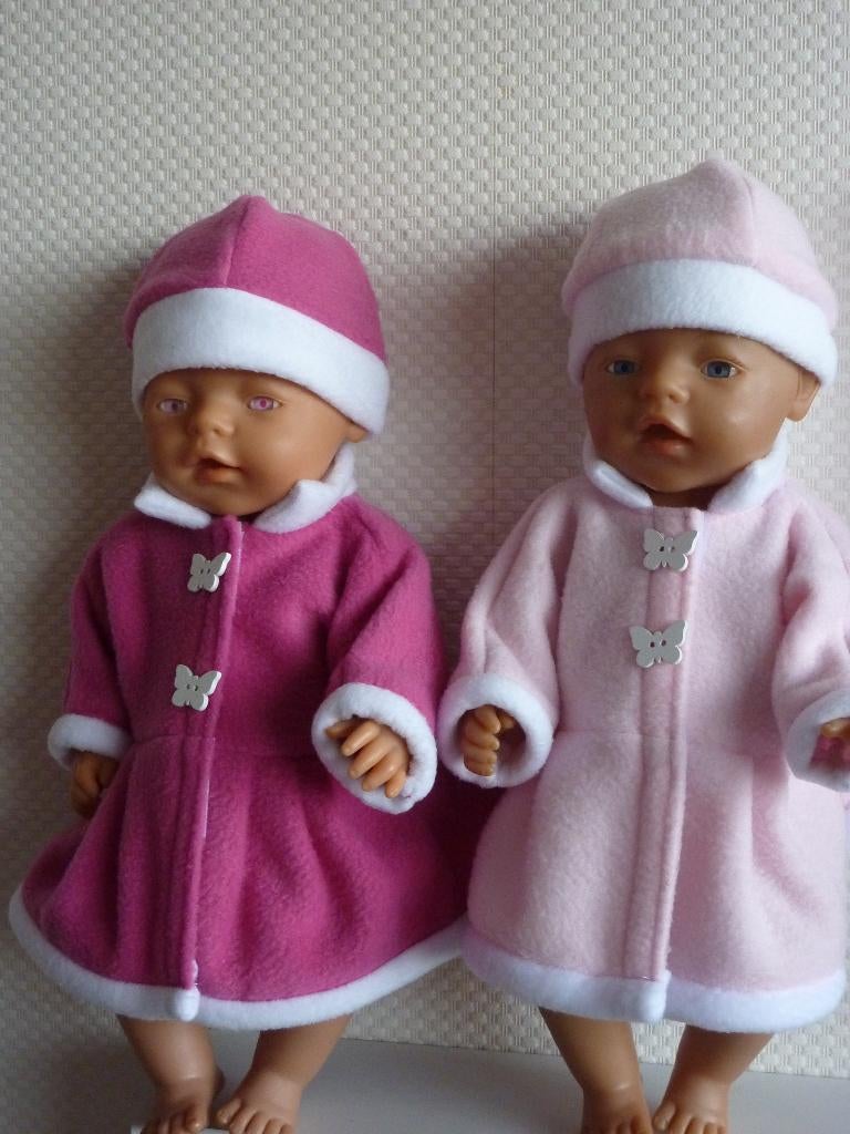 Lang fleece jasje met muts past de baby pop Poppenkleertjes, Ophalen of Verzenden, Nieuw, Babypop