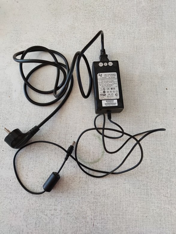 AV Adapter met snoer,, Ophalen of Verzenden, Zo goed als nieuw