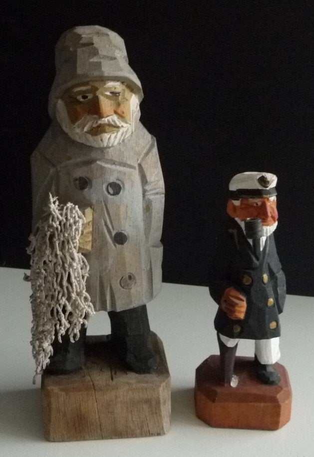 2 HOUTSNIJWERKJES EEN ZEEMAN VISSER EN KAPITEIN 1 BEEN, Houtsnijwerk, Minder dan 20 cm, Verzenden, Beschilderd