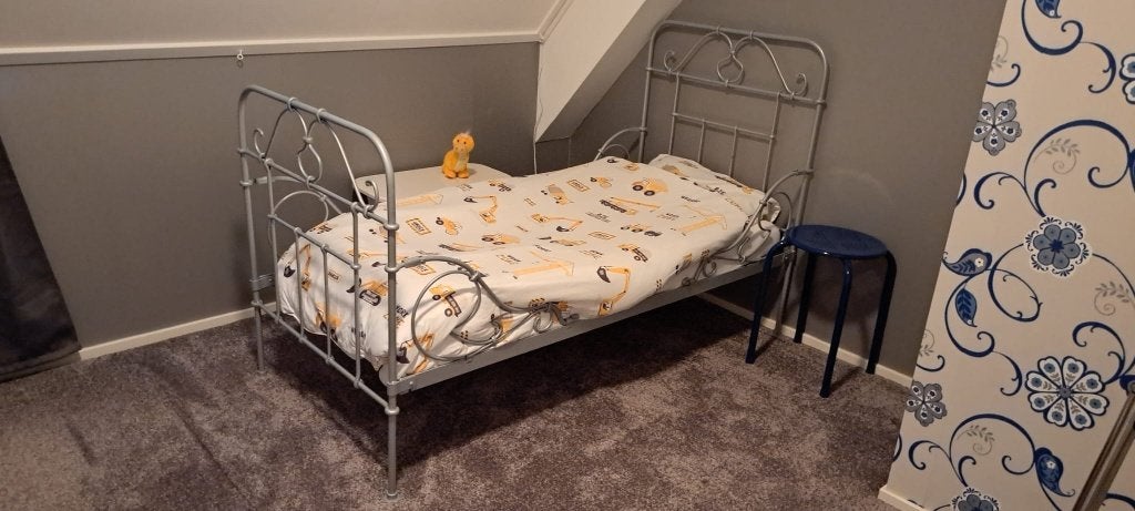 Leuk peuterbed zilvergrijs metaal, 70 tot 85 cm, 140 tot 160 cm, Zo goed als nieuw, Ophalen