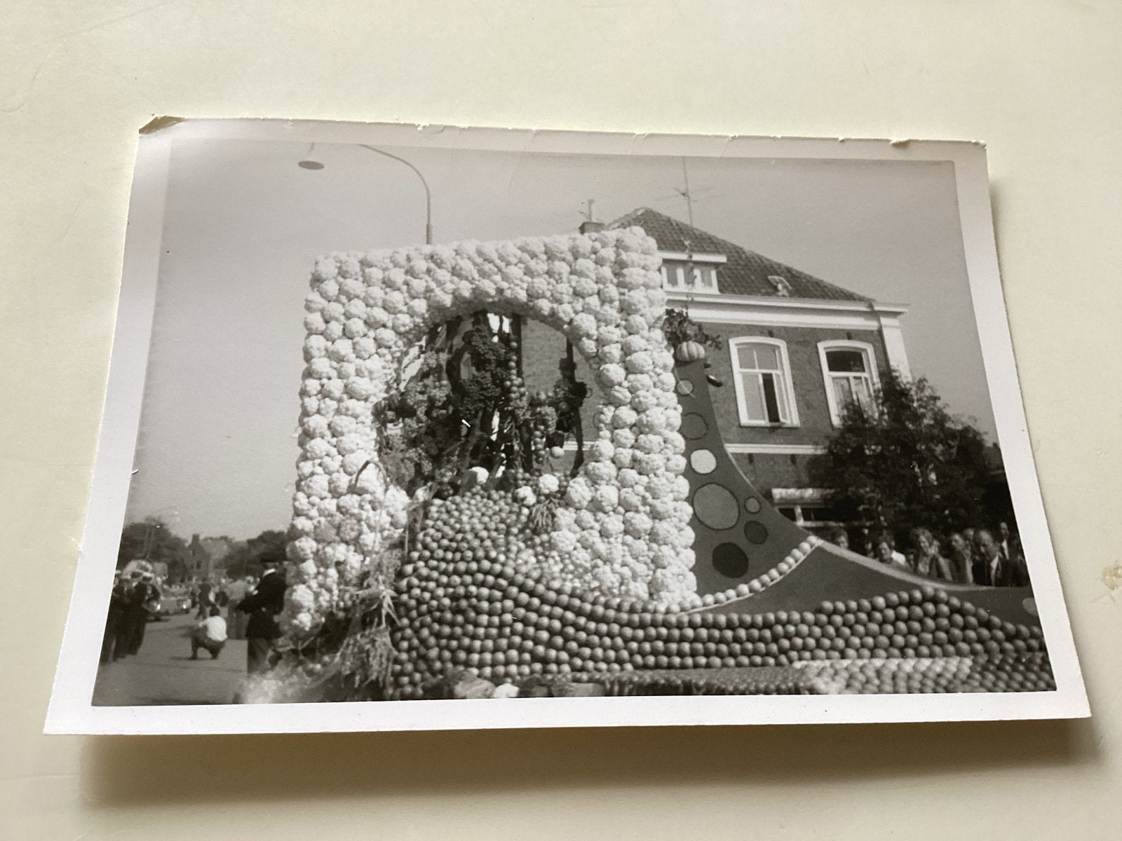 Tiel foto van fruitcorso afm is 8x11 cm, Verzamelen, 1960 tot 1980, Gebruikt, Foto, Ophalen of Verzenden