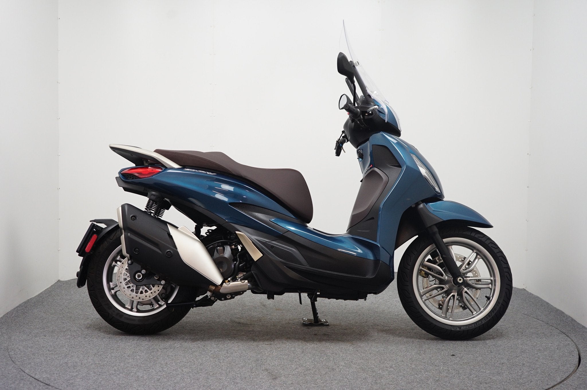 Piaggio BEVERLY 400 HPE (bj 2024), Motoren, Motoren | Piaggio, Bedrijf, Scooter, 12 t/m 35 kW, ABS