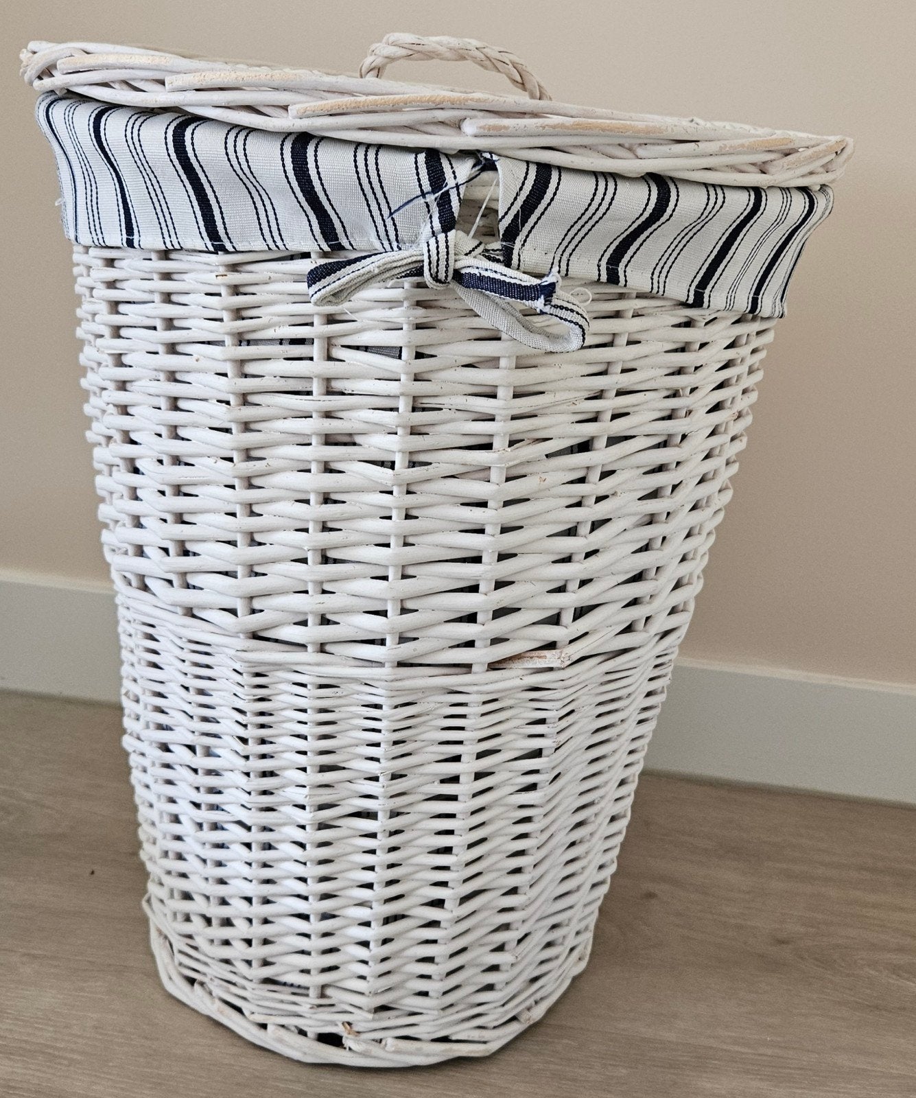 Witte rieten wasmand met gestreepte binnenvoering, Ophalen, Gebruikt, Wit, Natuurlijk materiaal