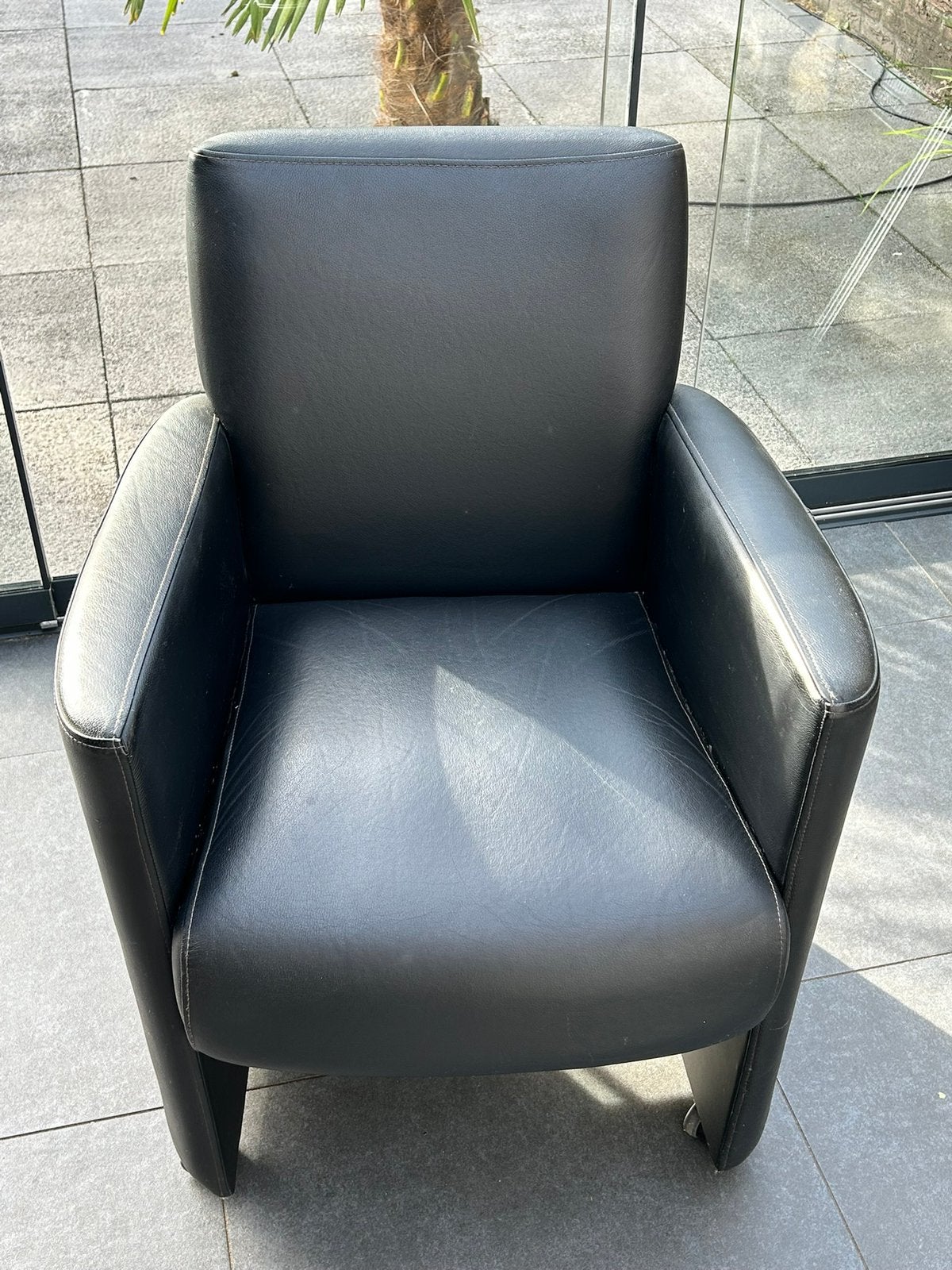 Zwart lederen fauteuil, Huis en Inrichting, Fauteuils, Ophalen, Gebruikt, Minder dan 75 cm, Leer