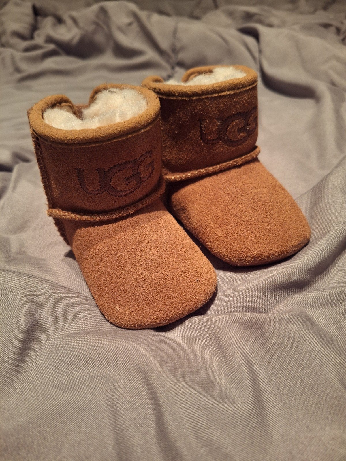 Originele UGG Jesse babyslofjes - Zo goed als nieuw, Ophalen, Zo goed als nieuw, UGG, Jongetje of Meisje