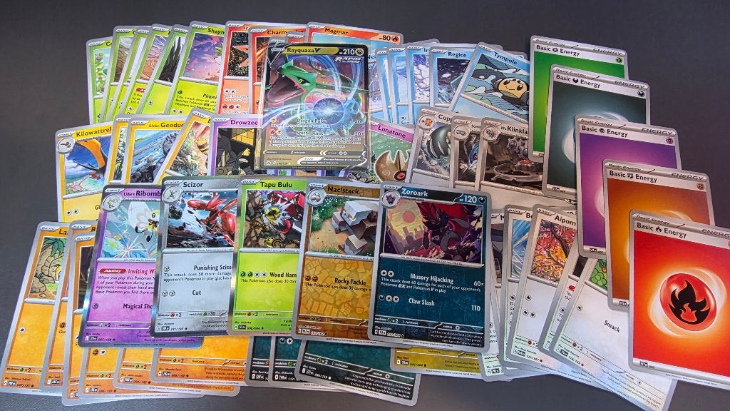 Bundel van 50 Pokémonkaarten + V-kaart!, Ophalen of Verzenden, Zo goed als nieuw, Meerdere kaarten, Foil