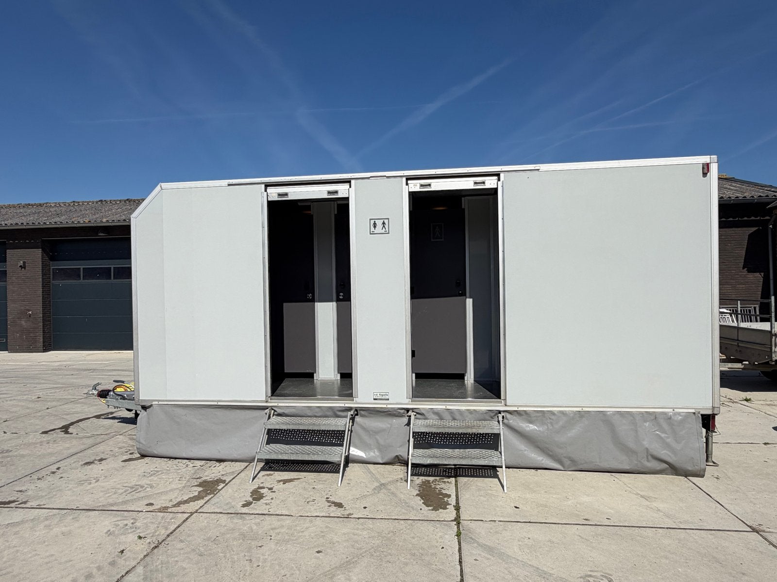 Luxe VIP wc Toiletwagen – 3+1 Toiletunit met 3 Urinoirs, Ophalen of Verzenden, Zo goed als nieuw