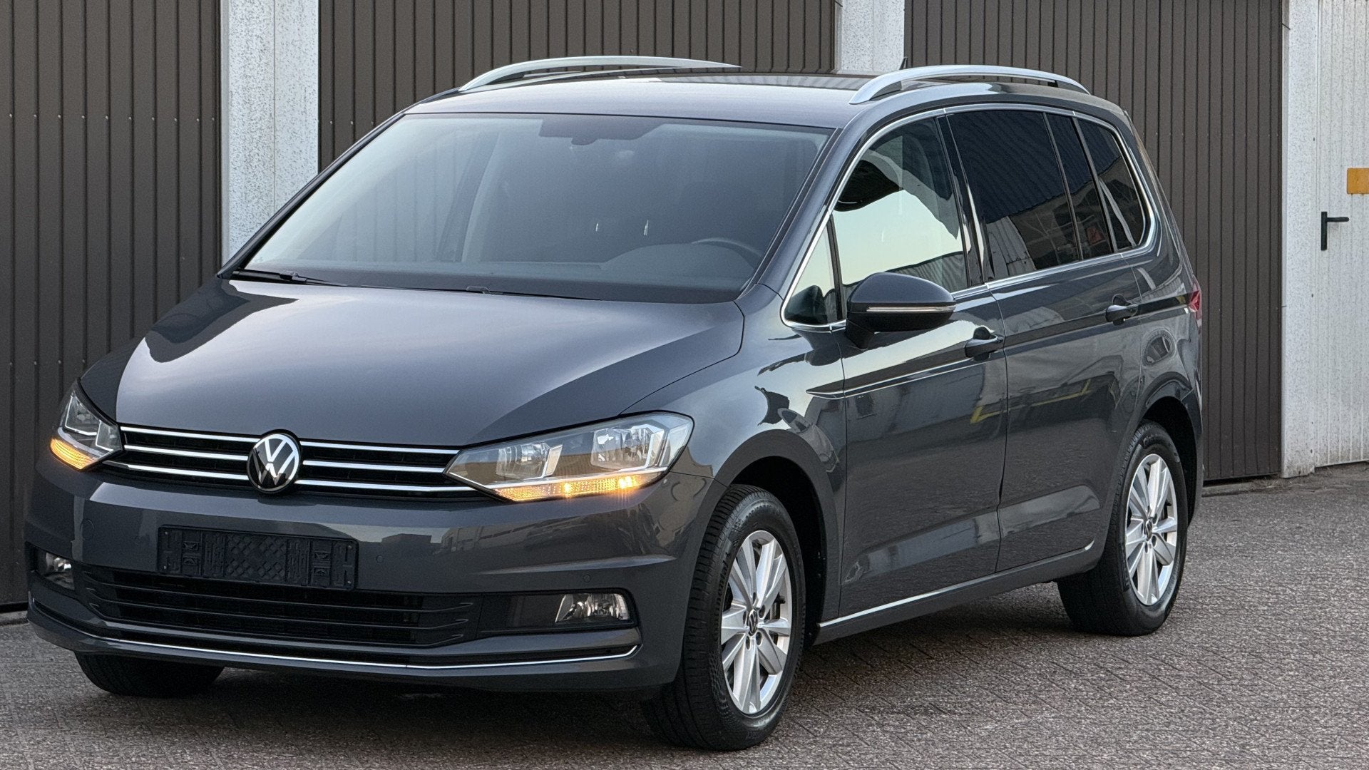 Volkswagen Touran 1.5 TSI Highline 7p (bj 2022, automaat), 1498 cc, 4 cilinders, 7 stoelen, 1415 kg