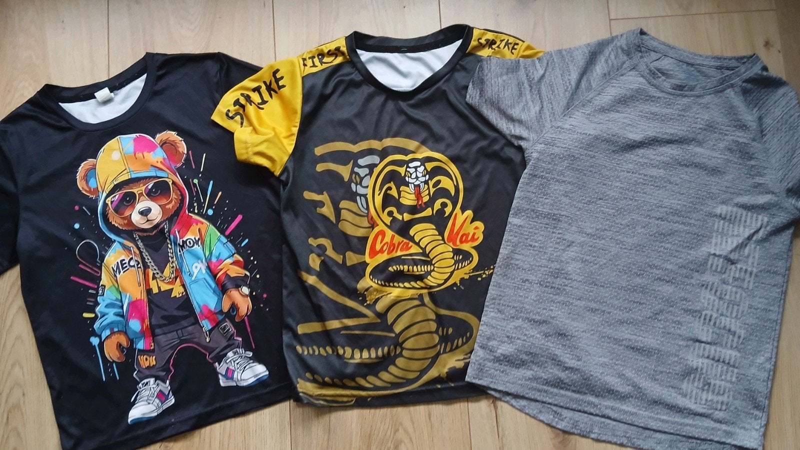 3 T-shirts voor jongens, maat 140 - Cobra Kai, Beer & Grijs, Ophalen of Verzenden, Zo goed als nieuw, Jongen, Shirt of Longsleeve