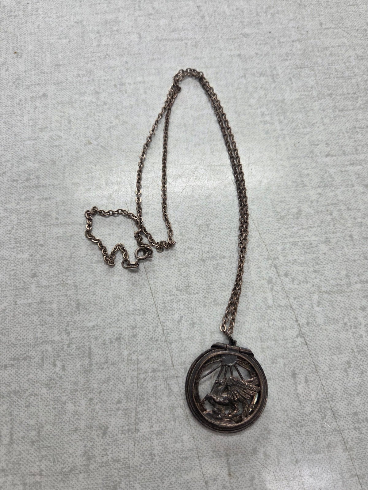 Vintage Zilverkleurige Ketting met Pegasus Hanger, Ophalen of Verzenden, Gebruikt, Zilver, Zilver