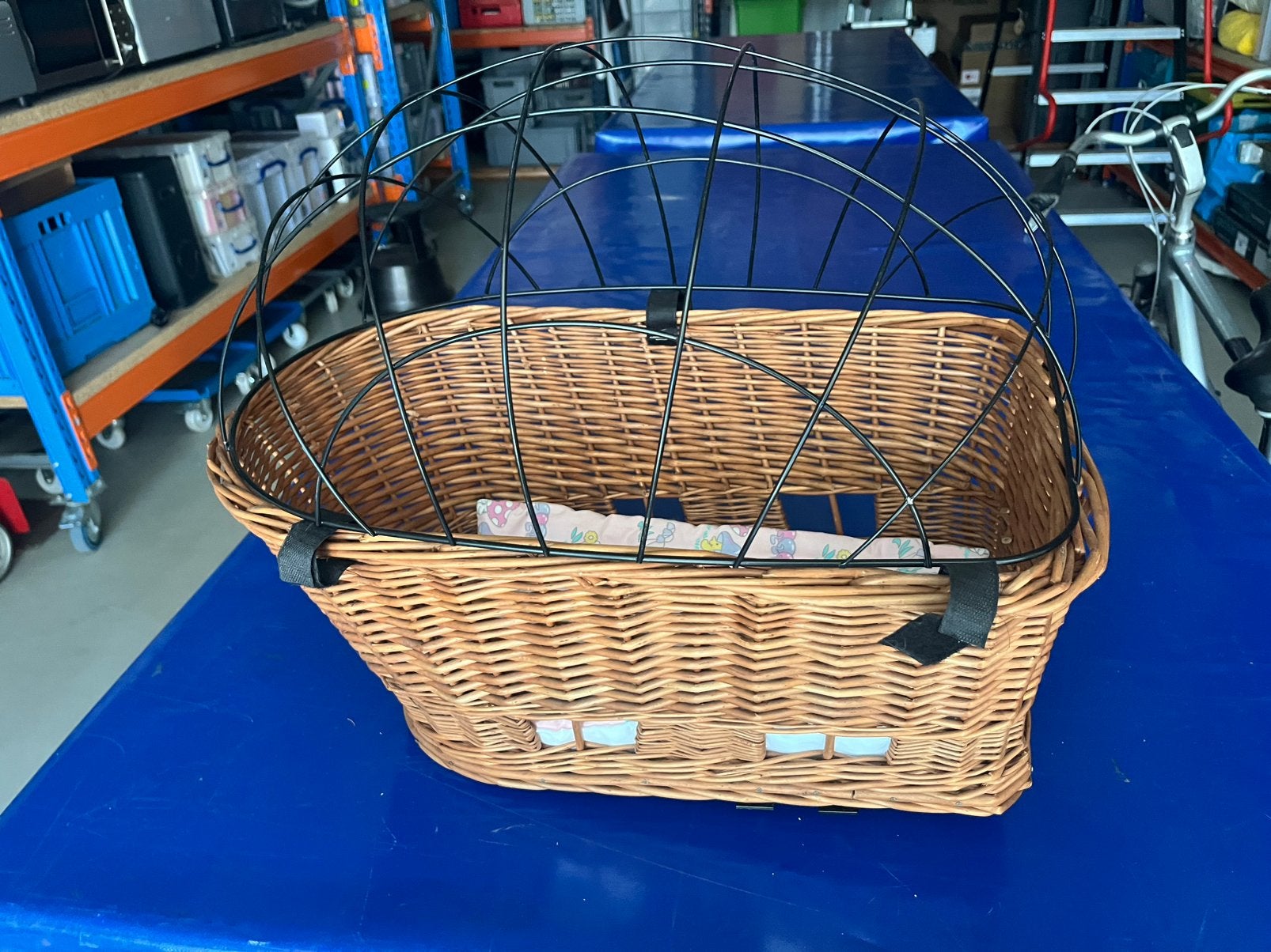 Gevlochten Rieten rotan honden fietsmand met draad korf, Fietsen en Brommers, Ophalen, Zo goed als nieuw