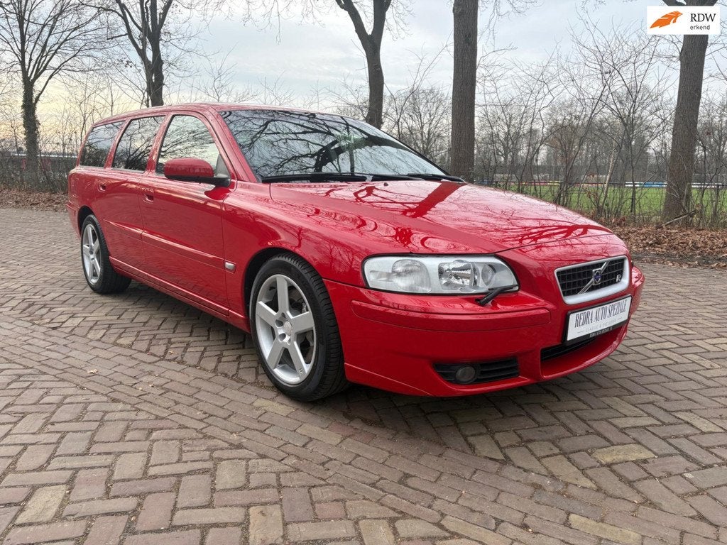 Volvo V70 2.5 R, 300 pk automaat, Passion Red, schuifdak, 17, Auto's, Parkeersensor, 2521 cc, Vierwielaandrijving, Geïmporteerd