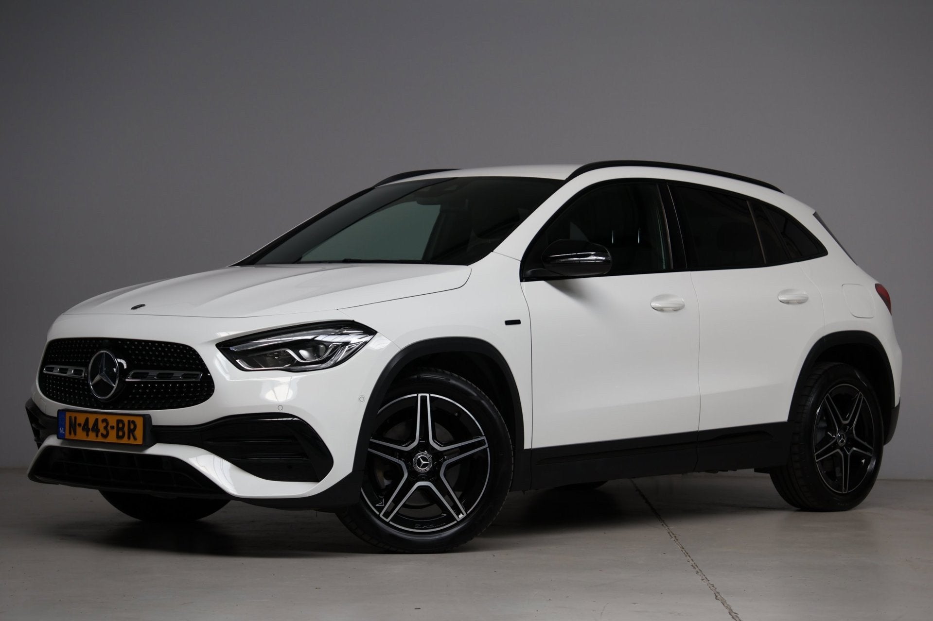Mercedes-Benz GLA-klasse 250 e AMG Night Pakket, Auto's, Dealer onderhouden, 15 kWh, Wit, Plug-in hybride