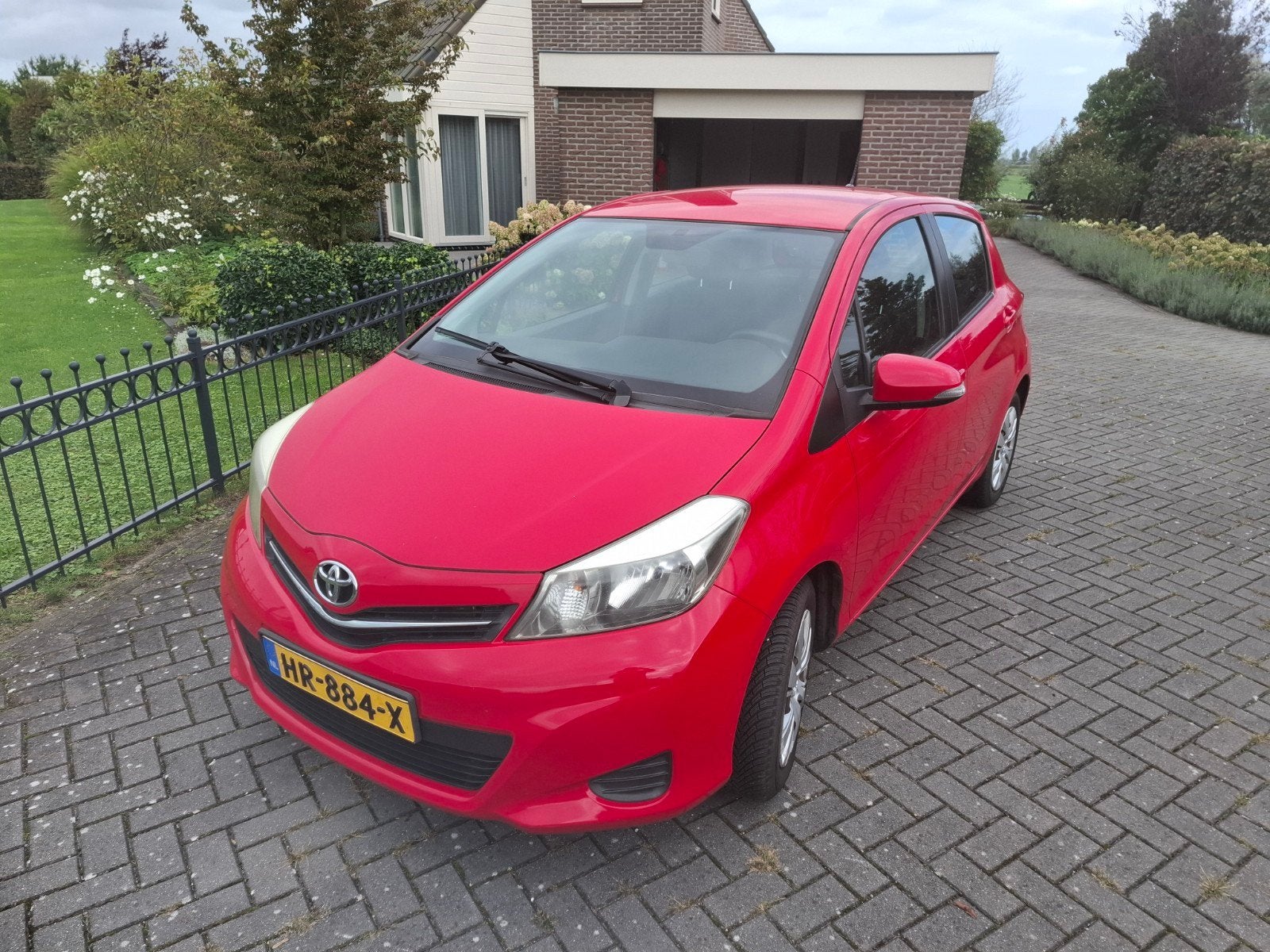 Toyota Yaris 1.0 Vvt-i 5-DRS 2014 Rood, Auto's, 527 kg, 40 €/maand, 750 kg, Handgeschakeld