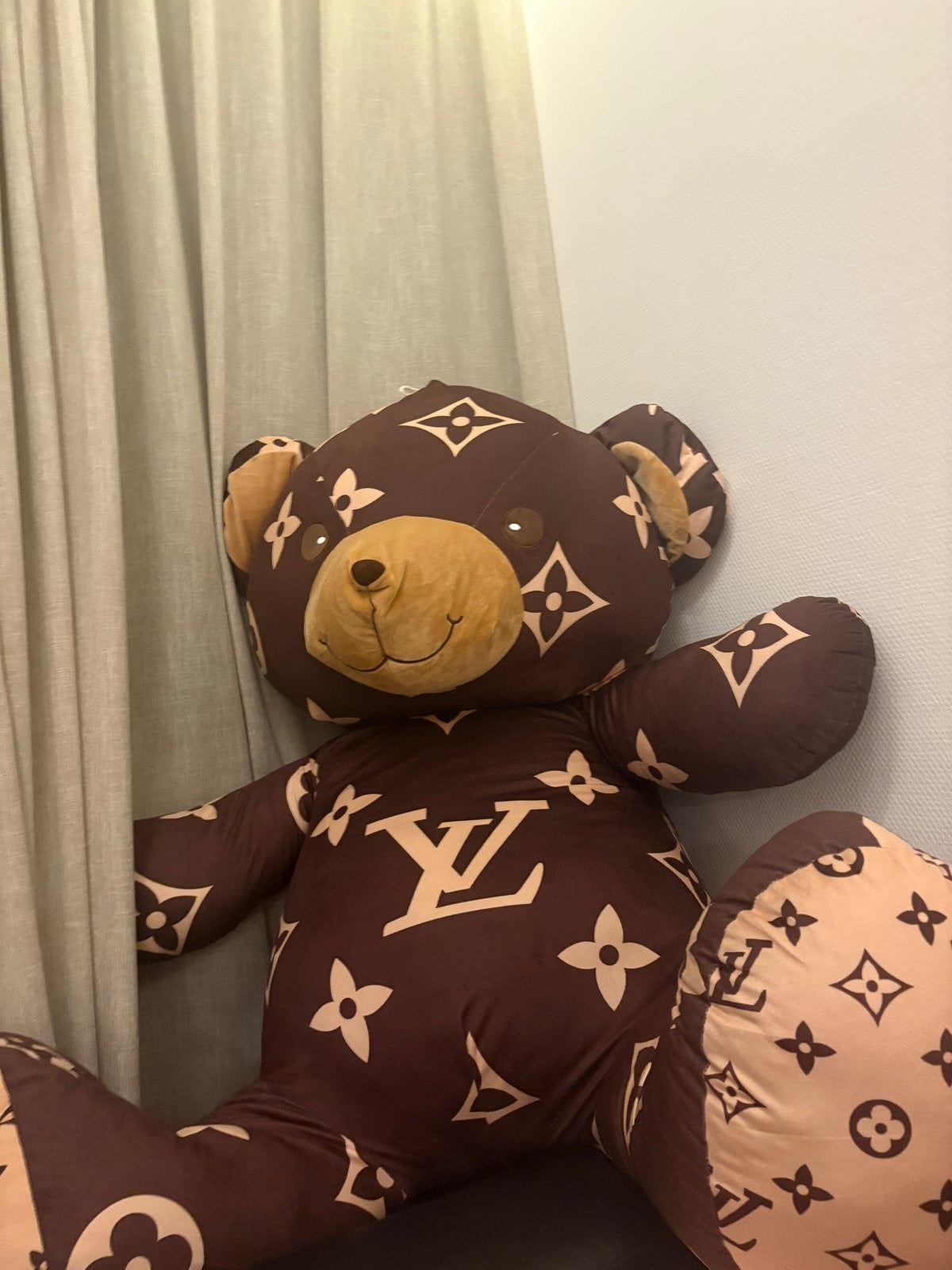 Grote teddybeer met Louis Vuitton-achtig patroon, Beer, Ophalen of Verzenden, Zo goed als nieuw, Bruin