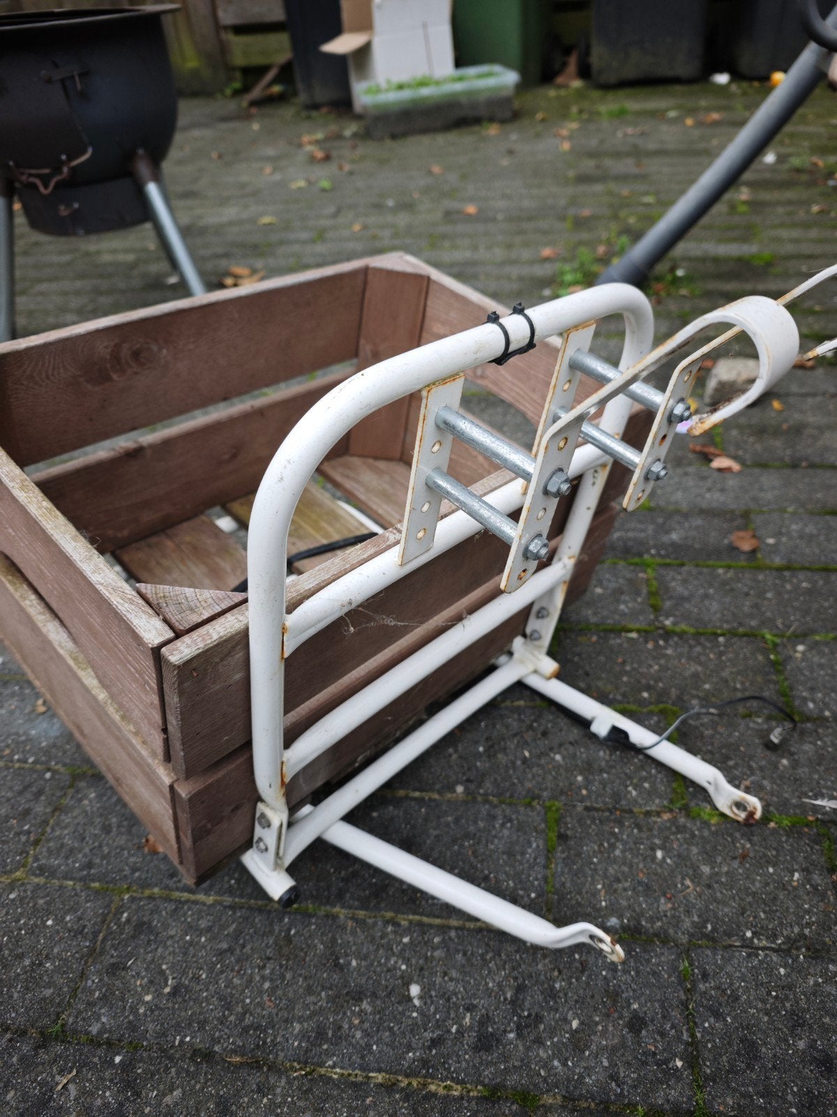 Stoere witte voordrager met houten fietskrat, Ophalen of Verzenden