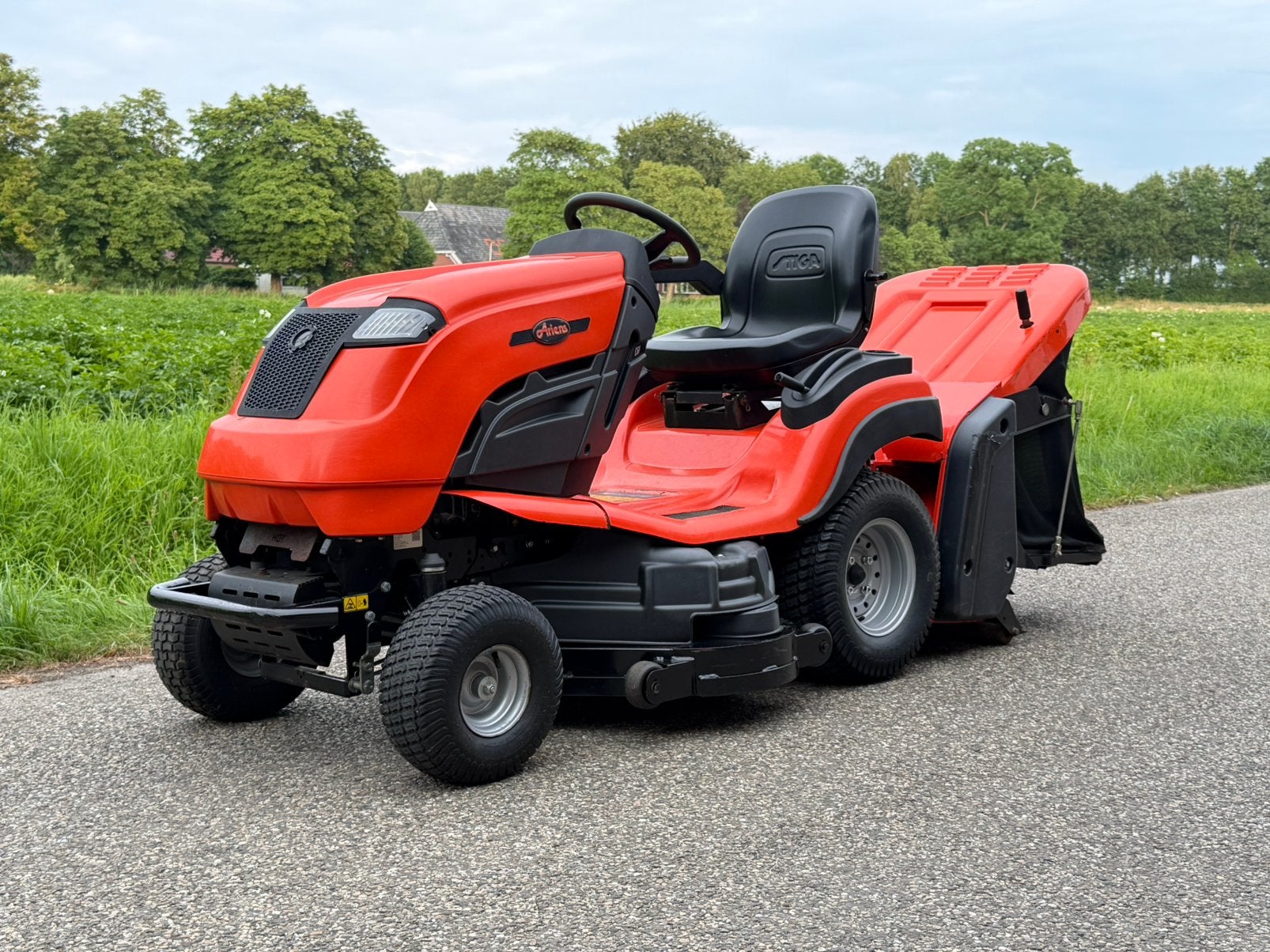 Ariens C60 Zitmaaier veegmachine 107cm maaidek bj. 2018, Tuin en Terras, Zitmaaiers, Ophalen, Gebruikt, Opvangbak, 90 tot 120 cm