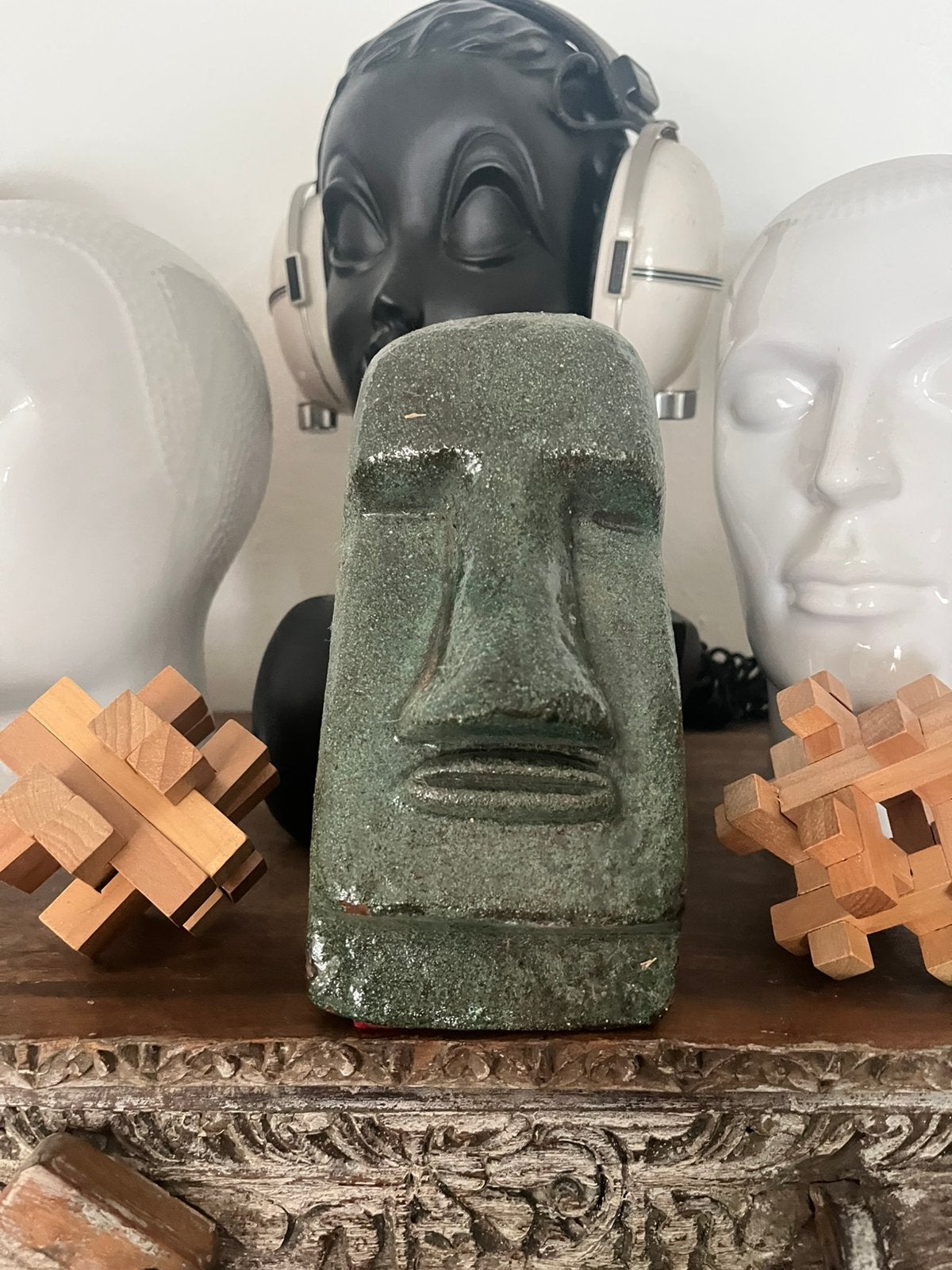 Vintage donkergroen keramieken beeld van een Moai-gezicht, Beeld, Ophalen of Verzenden, Groen, 19 cm