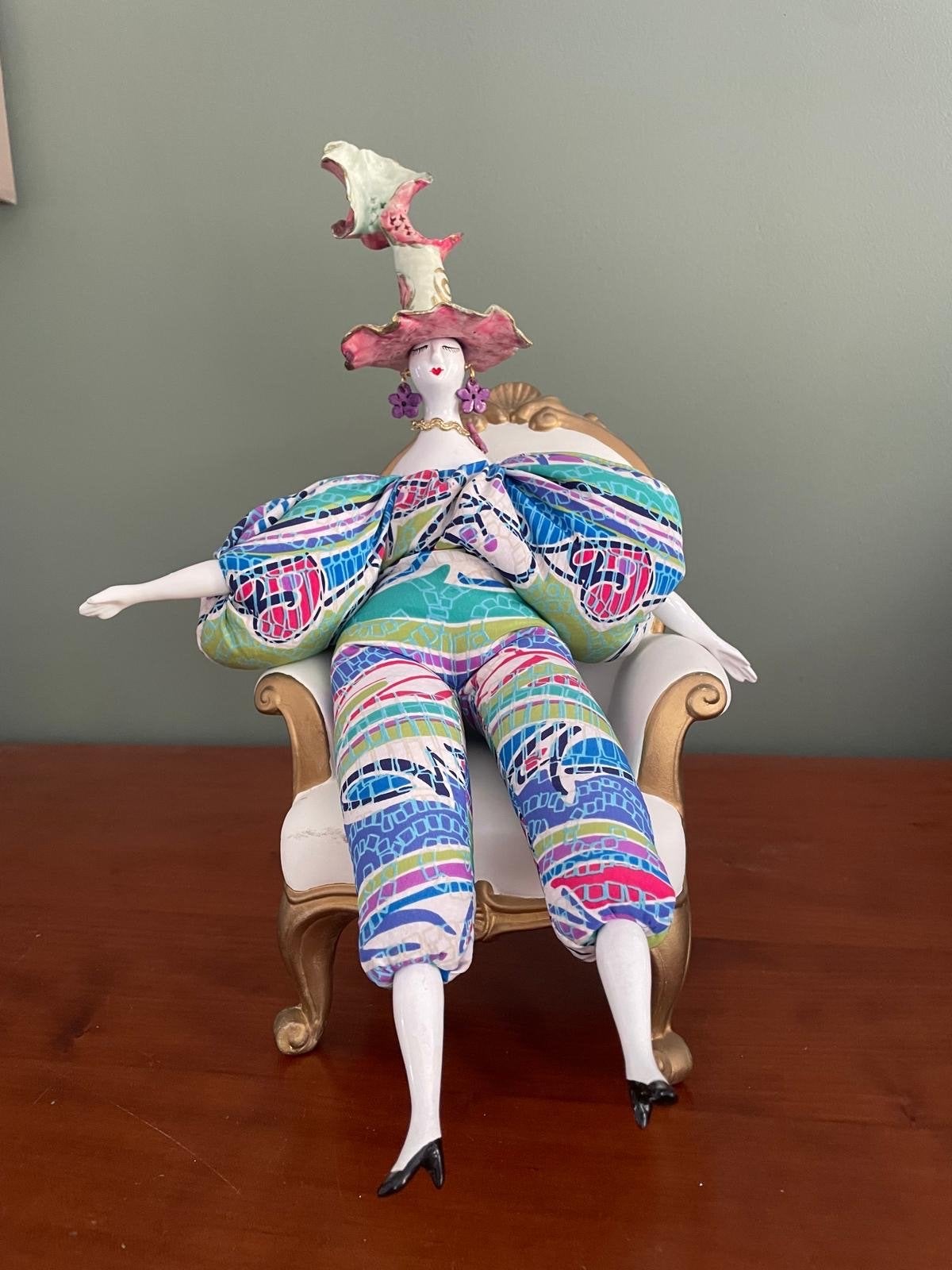 Kunstpop Marie Paule Rigodon met gierst en porselein op stoe, Ophalen of Verzenden