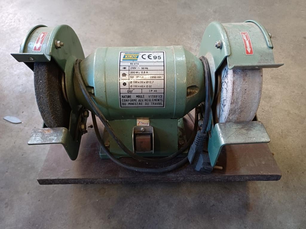 Kinzo Werkbankslijpmachine 200W - Gebruikt, Doe-het-zelf en Verbouw, Gereedschap | Slijpmachines, Ophalen of Verzenden, Gebruikt