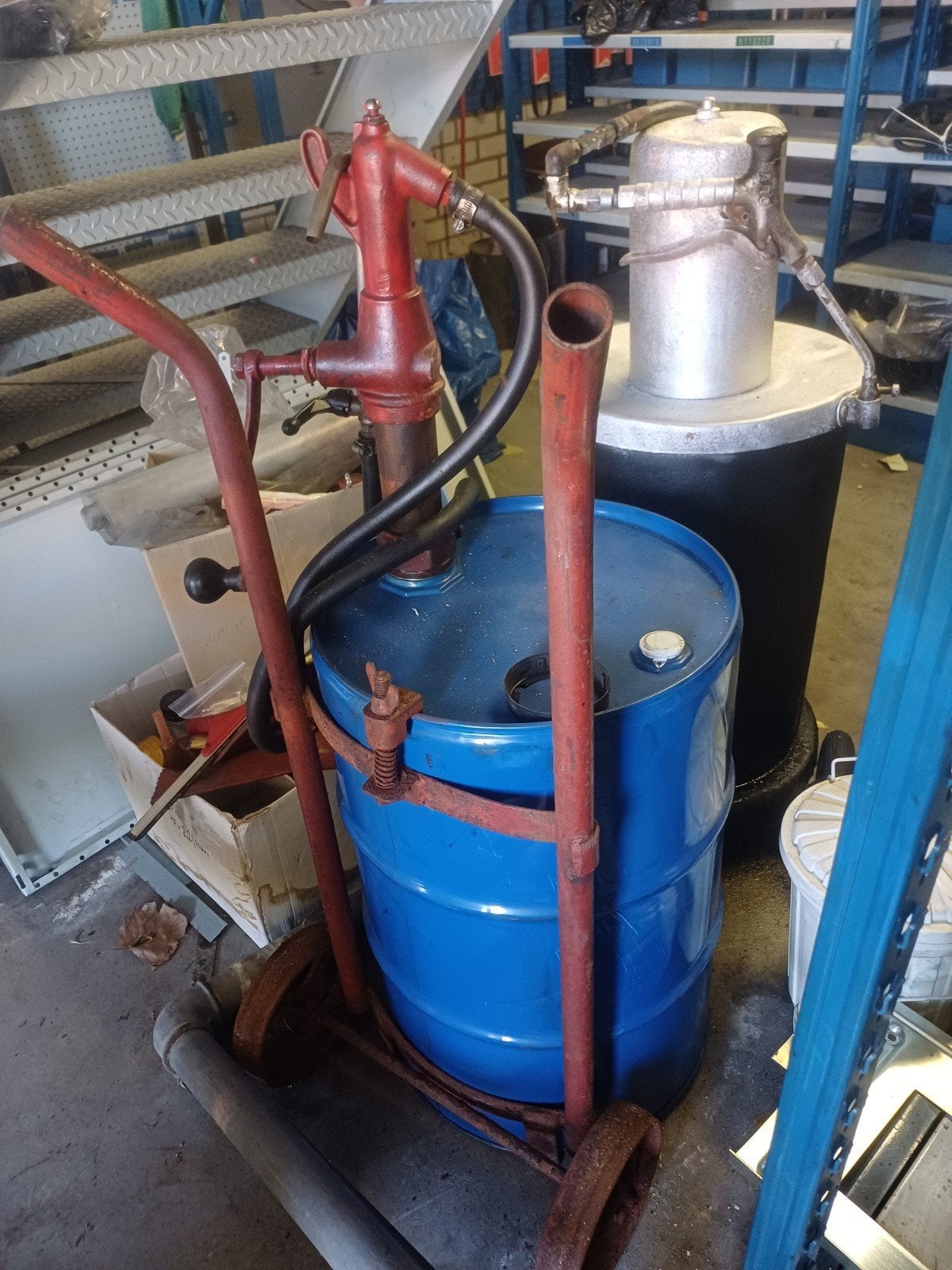 Oliepomp met vat en trolley, Ophalen, Gebruikt
