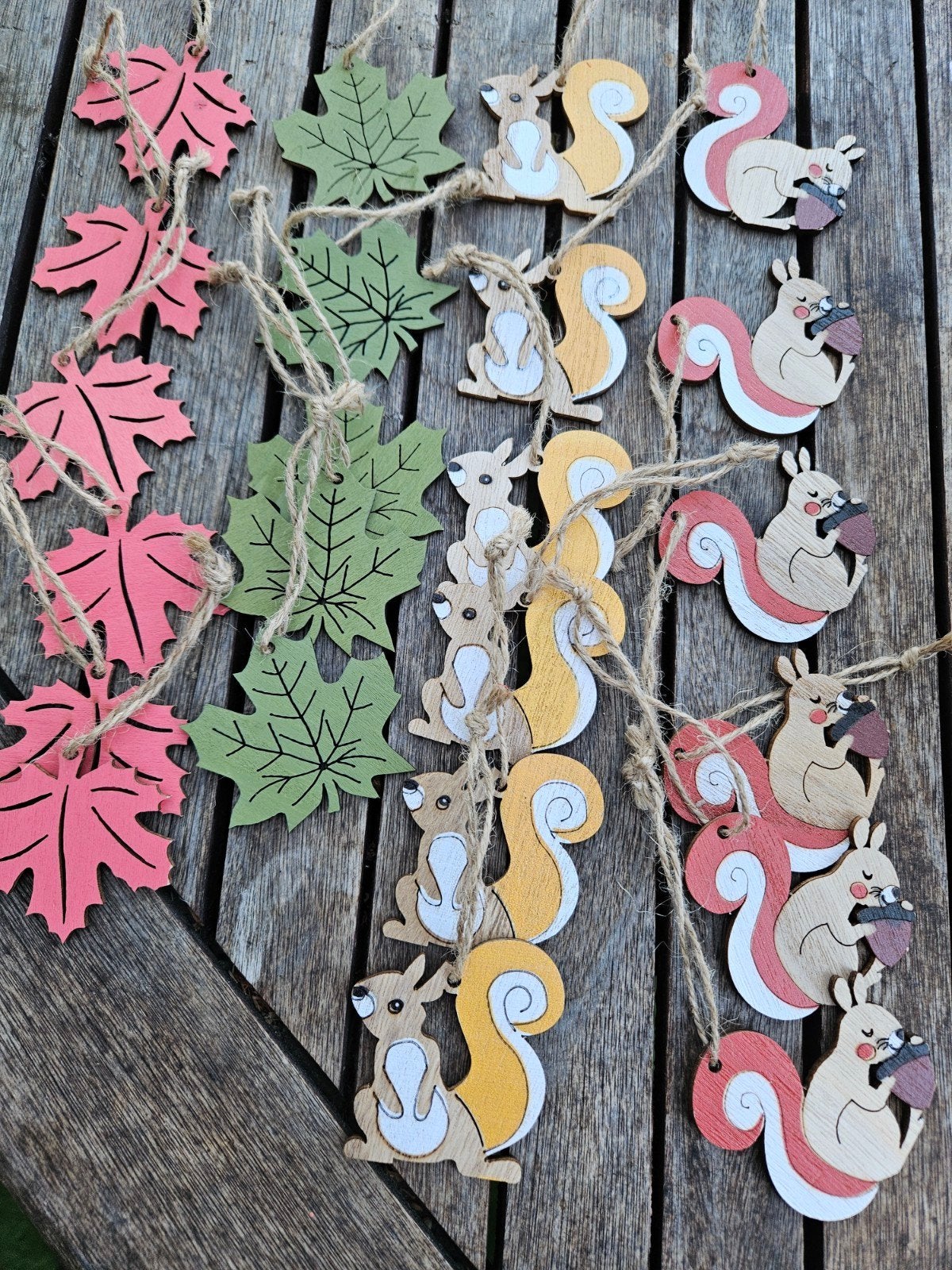 23 Houten herfsthangers - Eekhoorns en bladeren decoratie, Ophalen of Verzenden, Nieuw, Hout