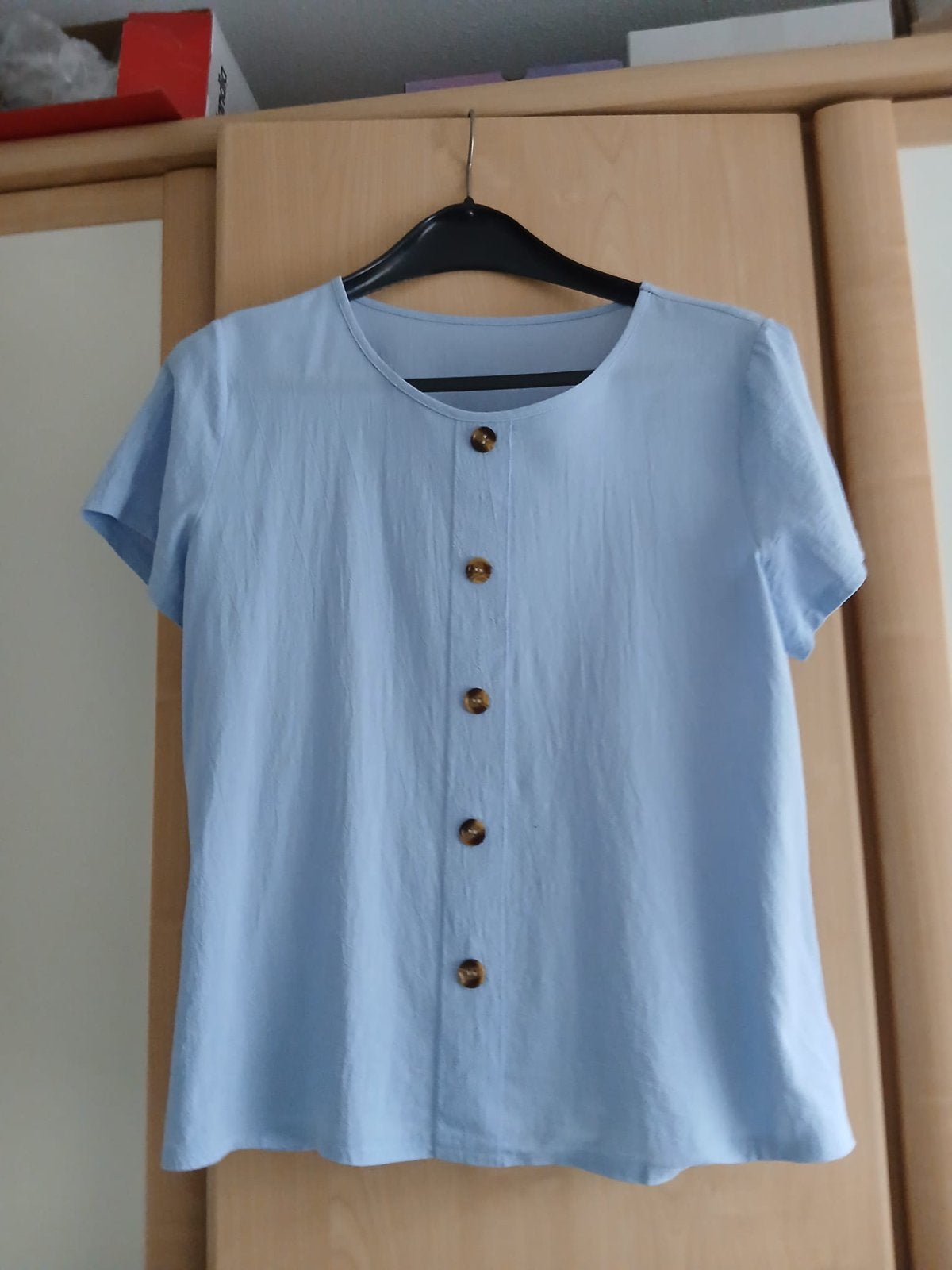 Lichtblauwe blouse met korte mouwen en knoopjes, Maat 38/40 (M), Blauw, Nieuw, Ophalen of Verzenden