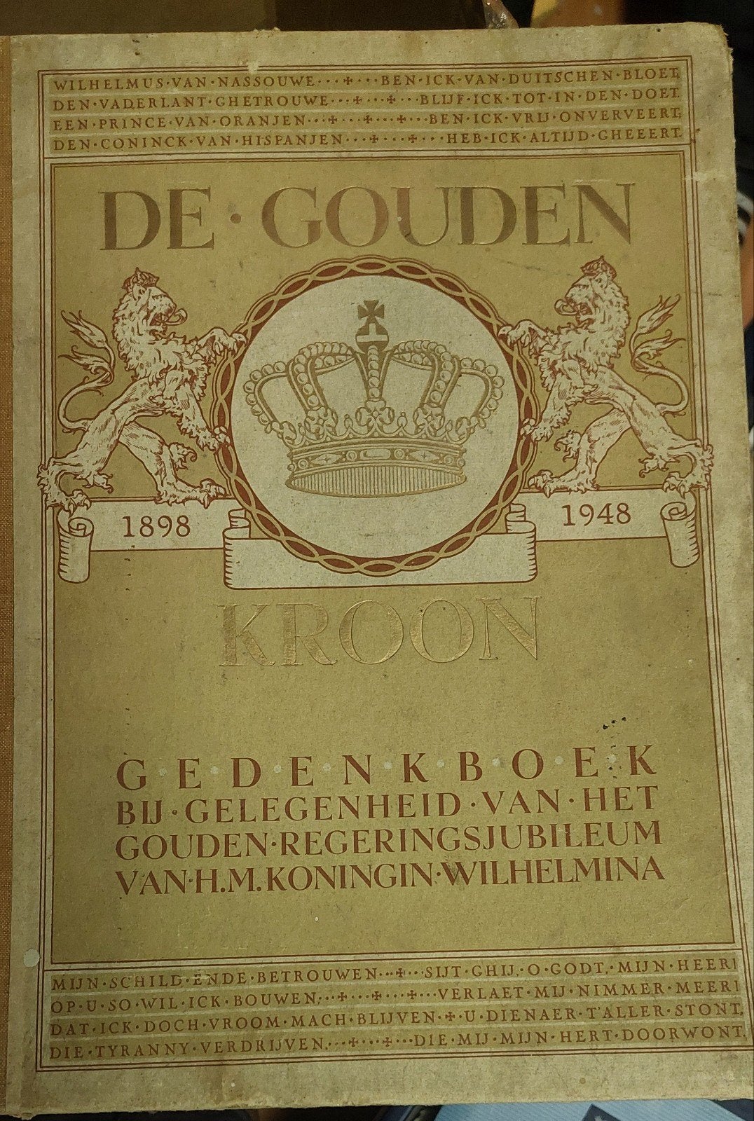 De Gouden Kroon Gedenkboek Koningin Wilhelmina 1898-1948, Boeken, Ophalen of Verzenden, 20e eeuw of later, Gelezen
